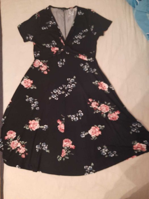 Ładna sukienka czarna w kwiatki