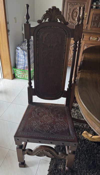 Mobília de Sala: mesa, 8 cadeiras, aparador com cristaleira e móvel