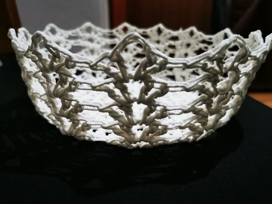 Cesta em croché endurecido