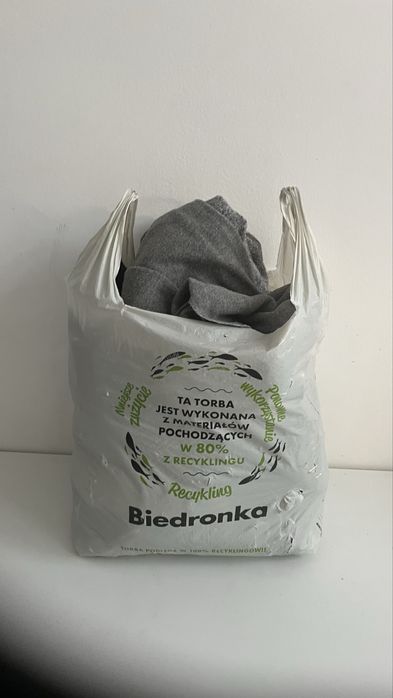 Paka rzeczy dla kobiety w rozmiarze S-M.