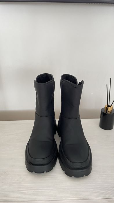 Botas pretas com pelo 38