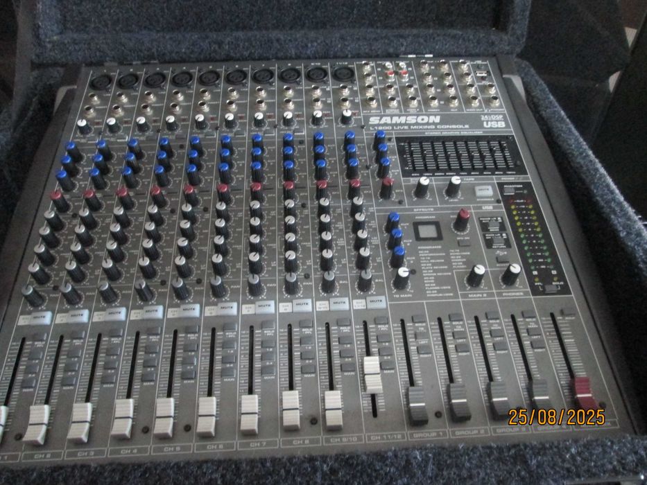 Vario material de som em excelente estado.