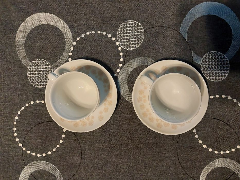 Zestaw filiżanek z talerzykami.