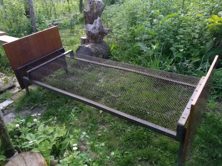 Кровать панцирна з деревяними спинками