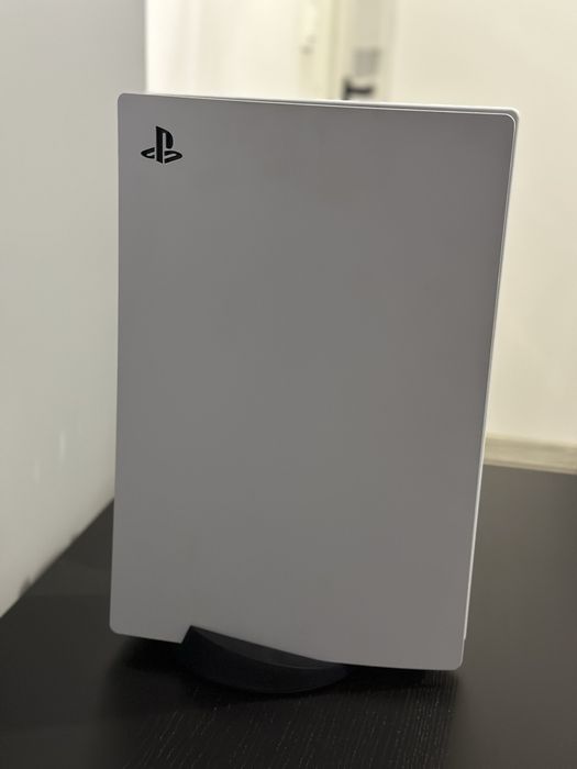 Konsola PlayStation 5 i 2 pady