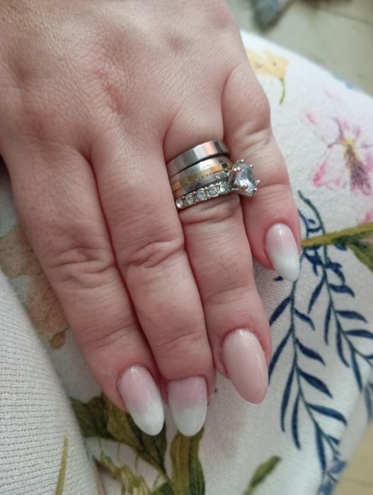 Manicure de gel 10€e gelinho 8.50€ e pedicure 7.50€