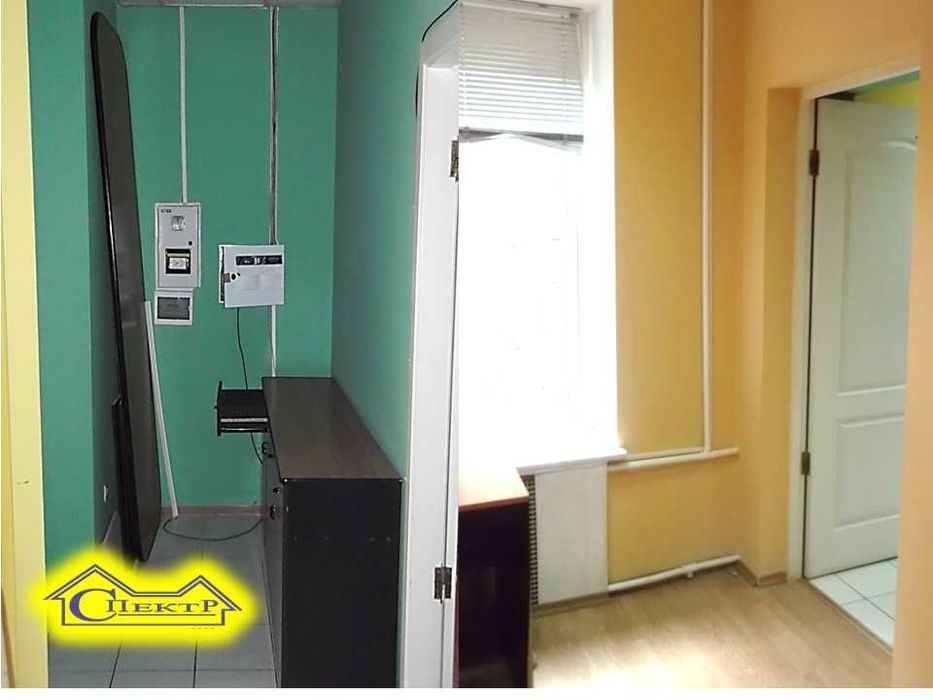 82 кв.м.  вул. Леніна(Свято-Миколаївська), 5 кабінетів .