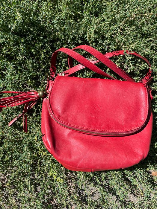 Червона шкіряна сумочка