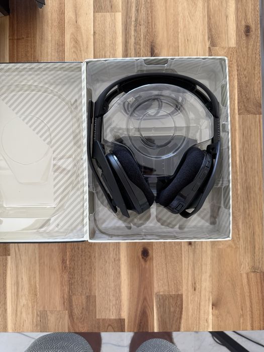 Astro A50 Wireless + Base Station PS5 / PS4 / PC com Caixa