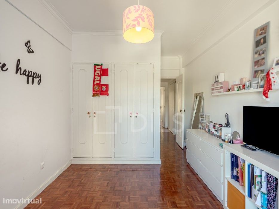 Apartamento T2 com varanda e elevador, em Oeiras.