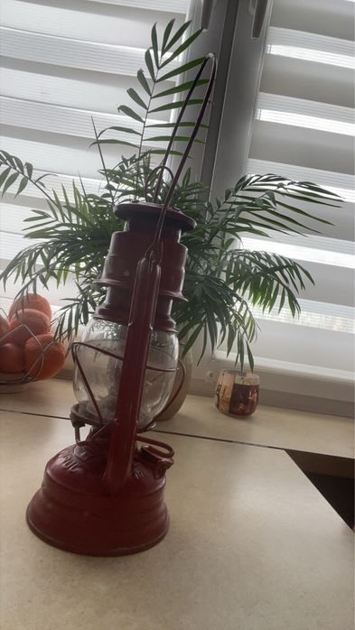 Stare lampy naftowe czerwona z prl