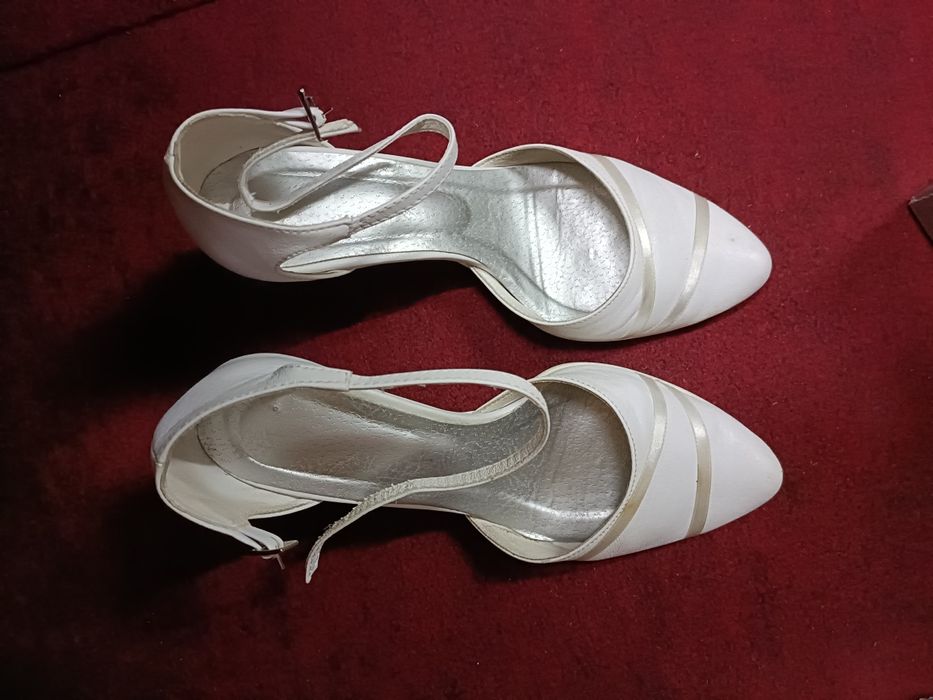 Białe skórzane buty