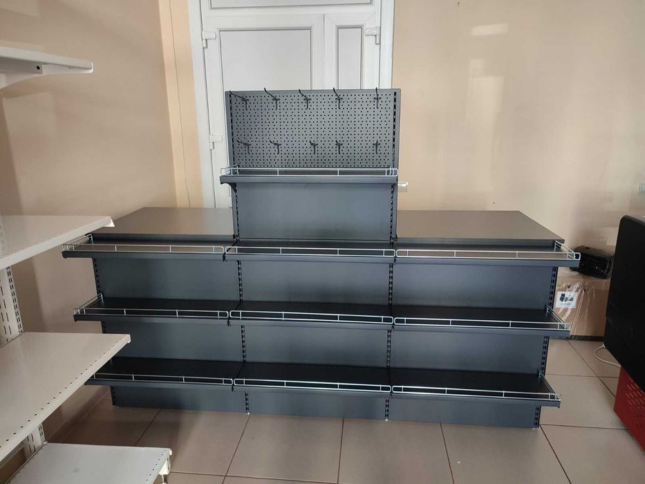 Прикасова зона з металевими навісними полицями. Касові бокси