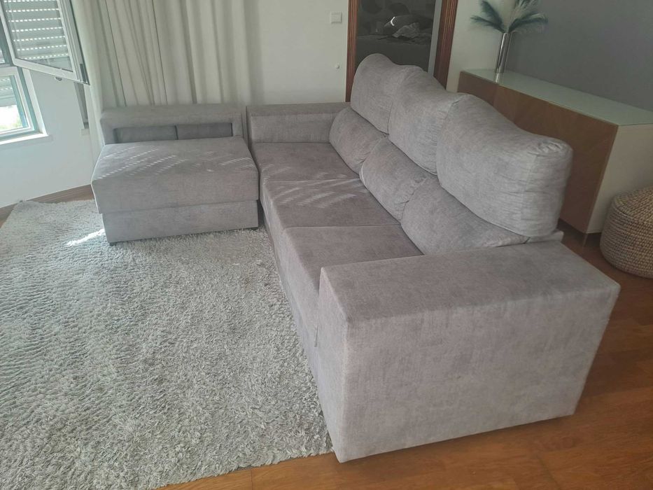 Sofa com chaise long e dois bancos amoviveis