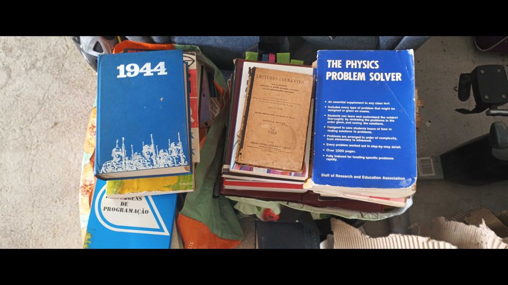 Lote de dezenas de livros