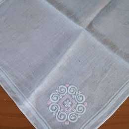 3 Lenços de mão  em cambraia rosa bordados à mão portes incluidos *