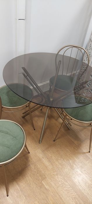 Conjunto mesa e 4 cadeiras COMO NOVO