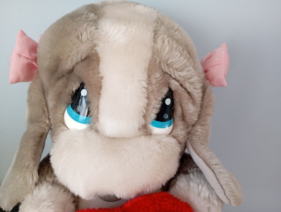 Cão de peluche com coração
