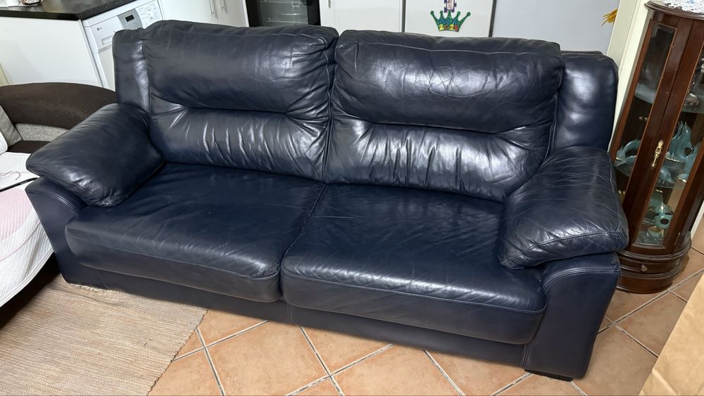 Sofa em pele azul escuro