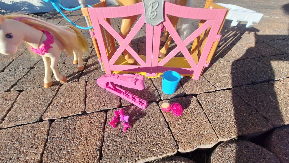 Barbie duży koń, źrebak i zagroda