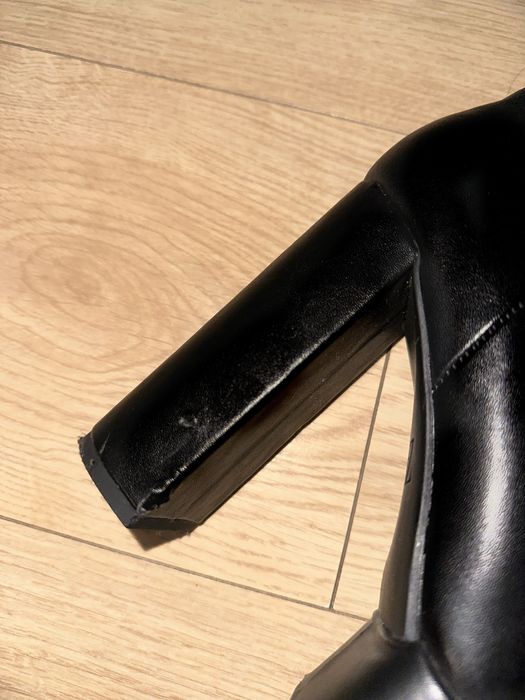 Шкіряні ботильйони Zara