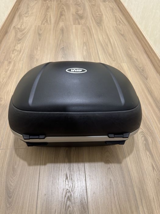 Продам центральний кофр Givi V46