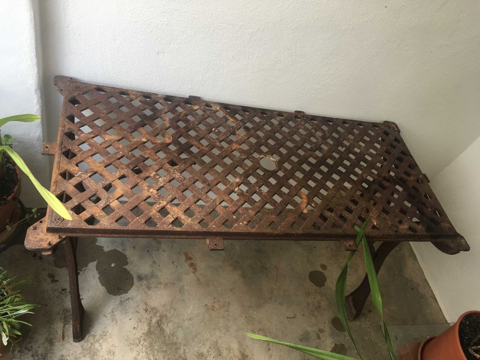 Mesa de ferro fundido antiga,lindíssima