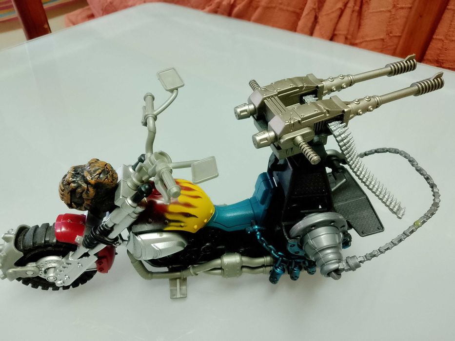 Moto e boneco antigos mas como novos