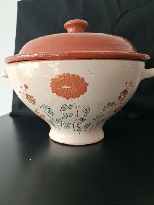 Loiça de barro: sopeira e dois pratos grandes