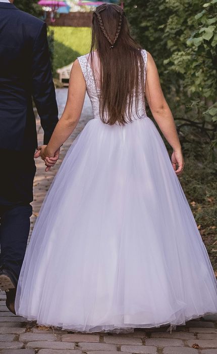 Biała suknia ślubna