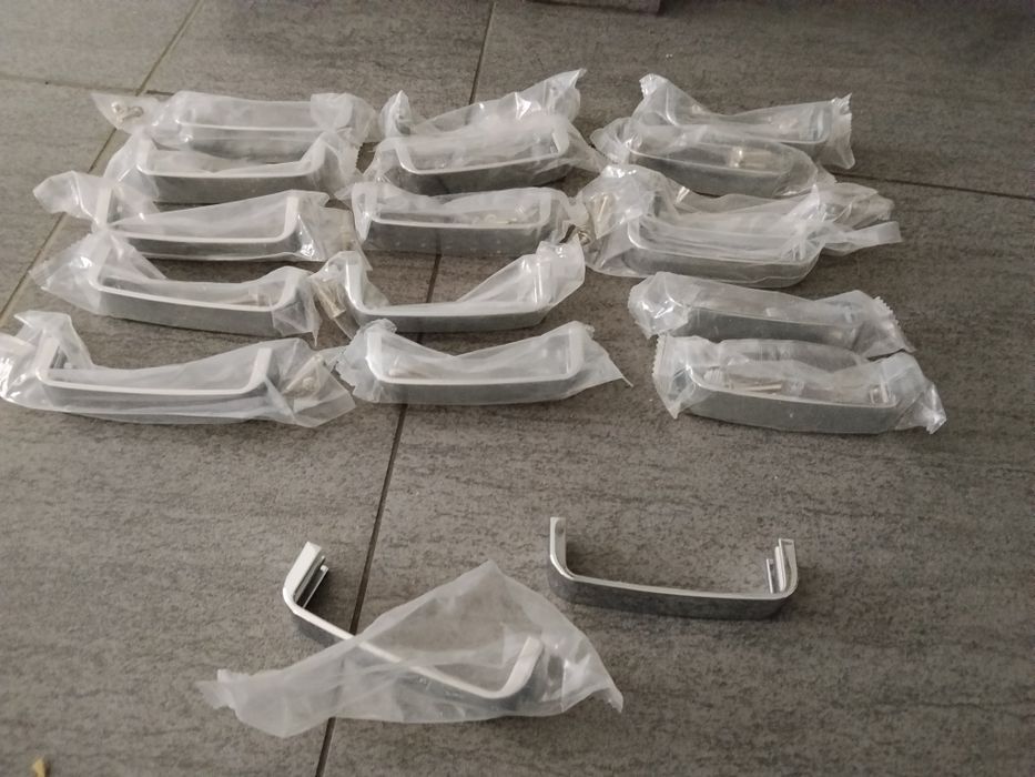 Uchwyty meblowe strebrne 16 +2