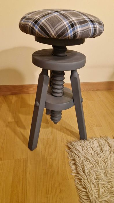 Banco giratório em madeira