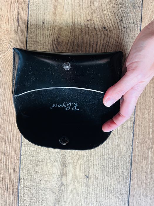 Czarny pokrowiec futerał na okulary zamykany Ray B. Space