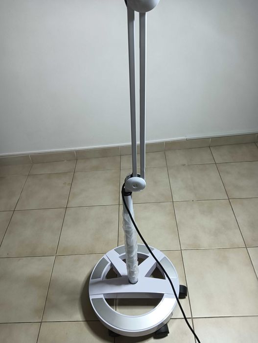 vende-se candeeiro articulado novo com lupa