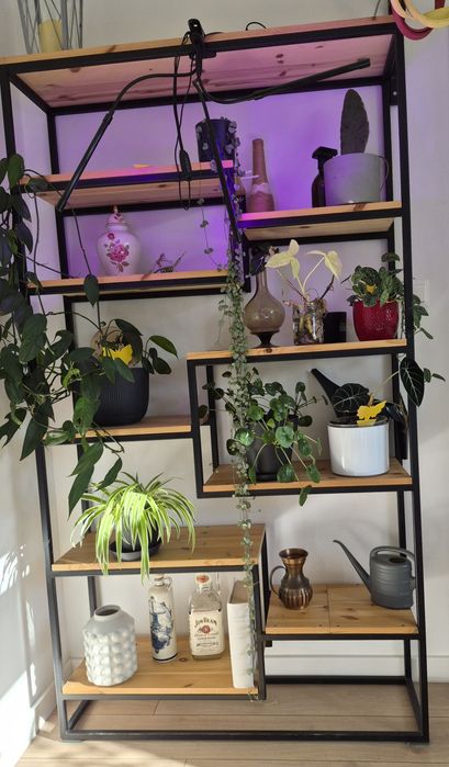 Stalowy regał na kwiaty