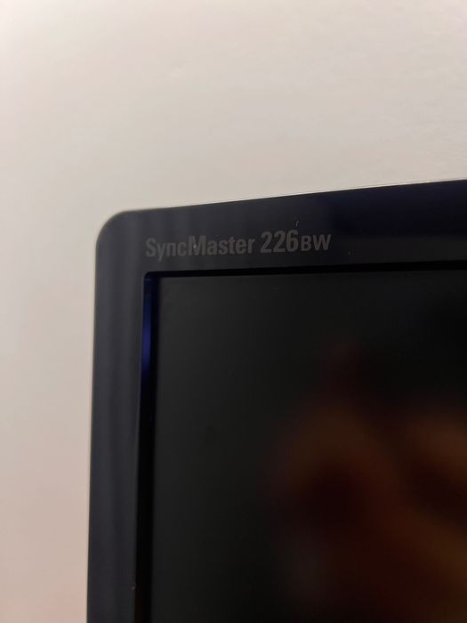 Monitor Samsung Syncmaster 226bw:  2ms  Dynamic Contrast 3000:1