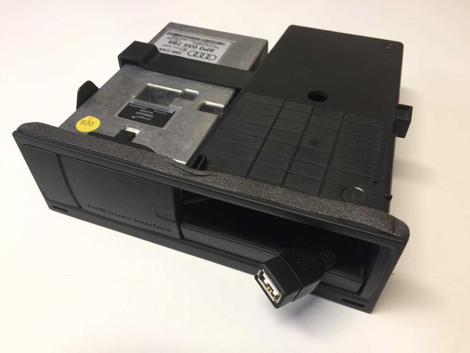 Audi AMI (Audi Music Interface) RNS-E