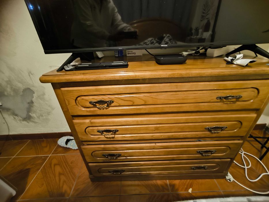 Cómoda de madeira com espelho