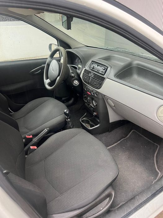 Fiat Punto 2001 (Mk2) - Carro citadino económico e fiável