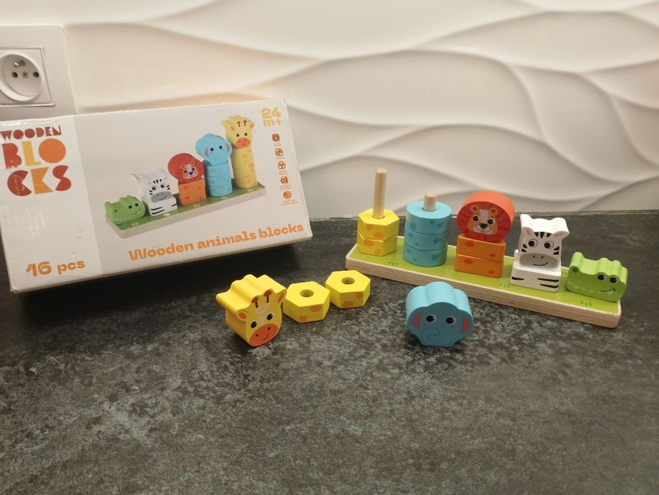 Drewniane kształty i klocki.