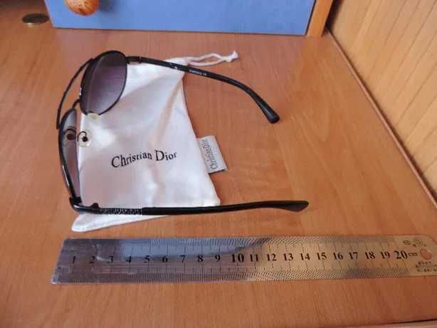 Сонцезахисні окуляри.