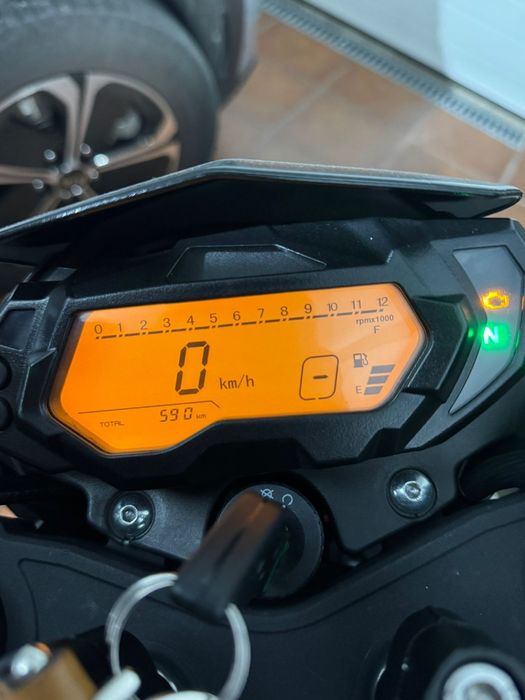 Benelli BN 125 com 590km!