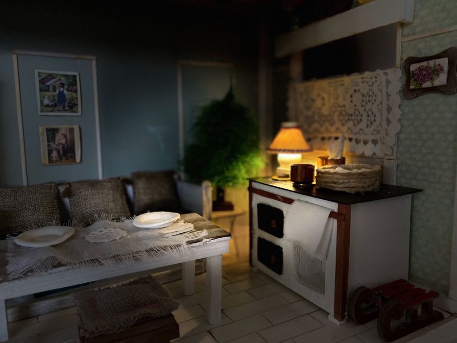 Drewniany domek dla lalek