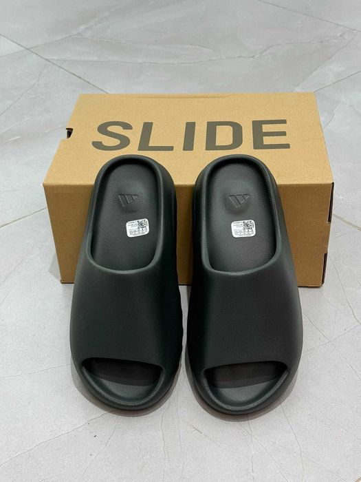 Czarne kapcie Adidas Yeezy 40,5