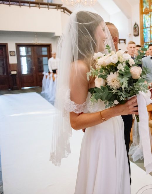 Klasyczna i elegancka suknia ślubna lara amylove