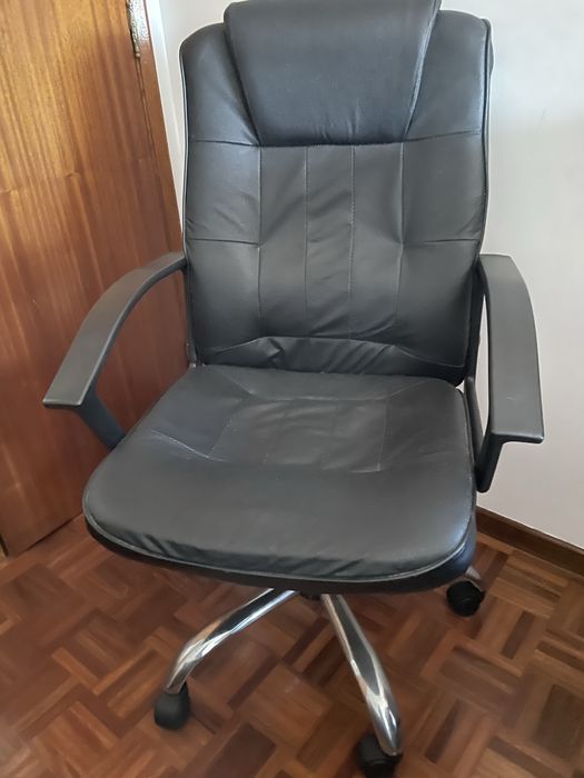 Cadeira de Escritório Giratória com Apoio de Braços