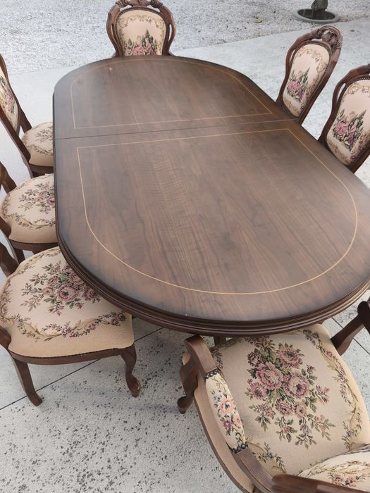 Mesa em madeira maciça com 8 cadeiras