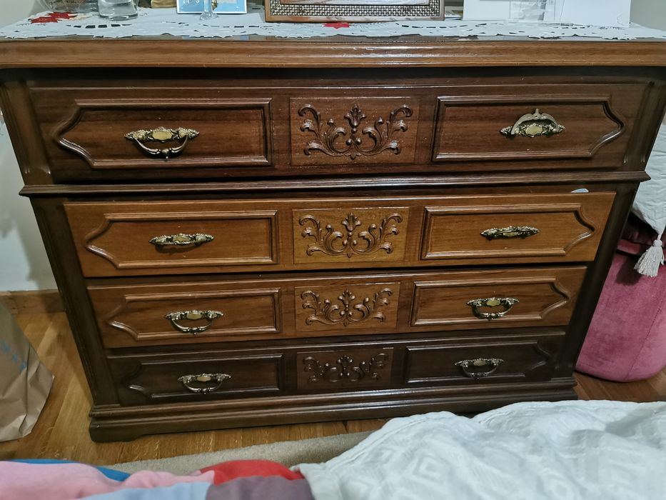 Mobília de quarto completa. Madeira maciça