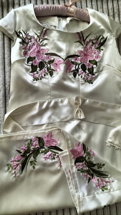 Вишита сукня з атласу