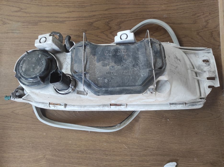 Farol esquerdo Ford Fiesta 1998